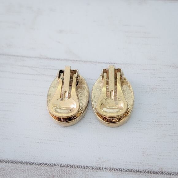 Vintage Clip On Earrings Retro Stylish Black Oval with Gold Tone Halo Elegant - Picture 3 of 5